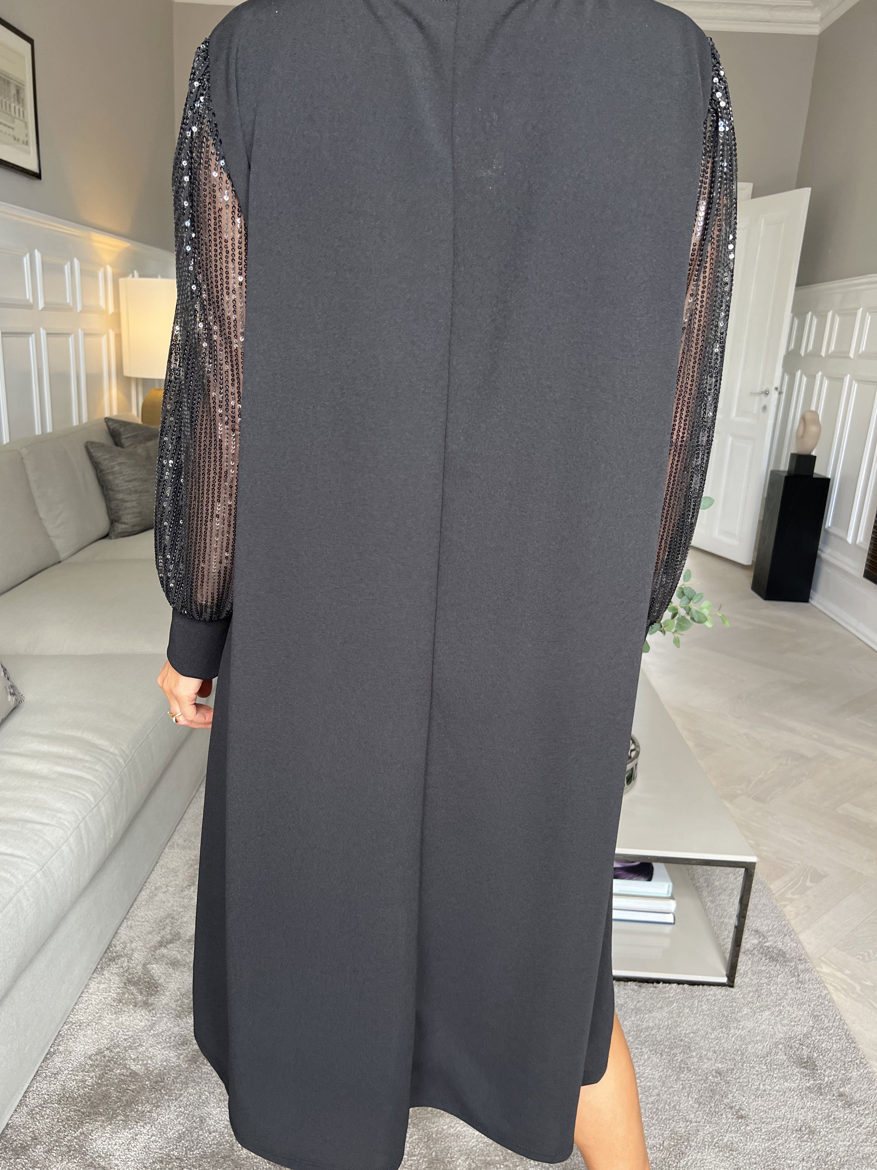 Djamila - Smuk kjole med paillet ærmer